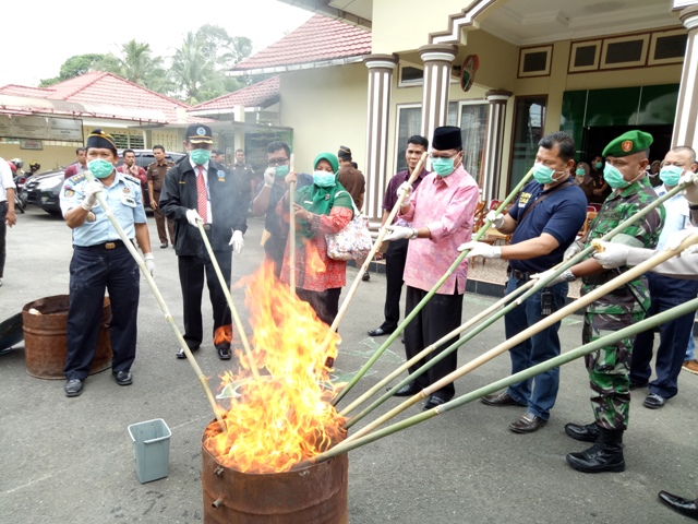 Pemusnahan Barang Bukti bersama bupati Limapuluh Kota